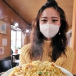 ２合以上３合未満の焼きめし。追加１００円で、さらに縁ぎりぎりの「大盛り」が可能＝豊岡市若松町