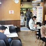 くつろいでもらえるような店づくりをして５０年。千冊以上の漫画が並び、雑誌や週刊誌、新聞も取りそろえる＝豊岡市若松町