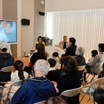 マルのはじまりの鐘の読み聞かせをする河合美智子さん、峯村純一さん＝やぶ市民交流広場（ＹＢ　ファブ）