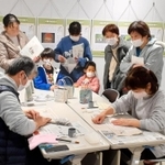 新聞バッグのワークショップを開く広谷大屋専売所の長島敏行所長＝やぶ市民交流広場（ＹＢ　ファブ）