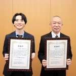 高齢女性の命を救った香美町職員の西浦弘仁さん（右）と大島拓海さん＝香美町役場