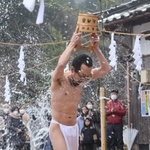 冷え込んだ寒空の下、冷たい水を浴びる僧侶＝妙福寺
