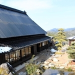 周辺の景色に合わせて改修した建物＝朝来市山東町迫間