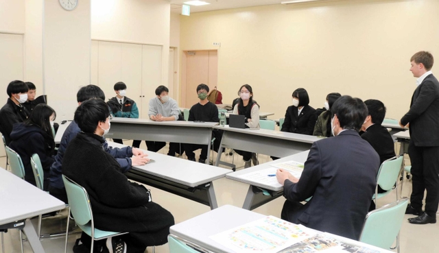 ミクシーズに参加する高校生による会議の様子＝豊岡市大手町