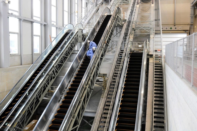 同時に３本のエスカレーターをかけ、性能などを調べられる研究施設＝豊岡市日高町宵田
