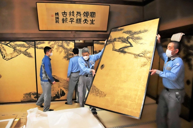 特別公開を終え、収蔵庫に移される円山応挙のふすま絵＝大乗寺