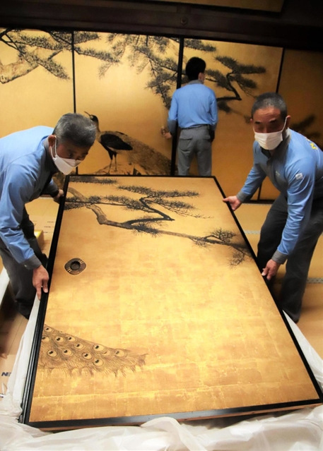 特別公開を終えて、収蔵庫に移される「松に孔雀図」＝大乗寺