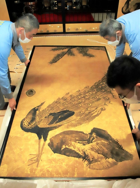 特別公開を終えて、収蔵庫に移される「松に孔雀図」＝大乗寺