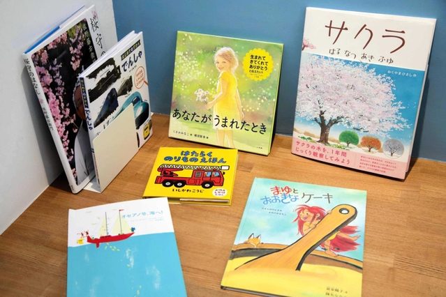 ＪＲ香住駅前にある「クラム　ブレッド＆コーヒー」の絵本コーナー。親と一緒に来店した子どもが駆け寄ってくるという＝香美町香住区七日市