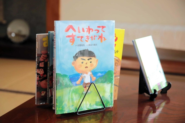 「古民家喫茶＆レンタルスペース岡見」には、テレビ番組のロケで来店した絵本作家・長谷川義史さんの作品が並ぶ＝香美町香住区一日市