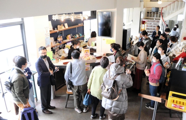 受付には豊劇ファンの列ができた＝豊岡劇場