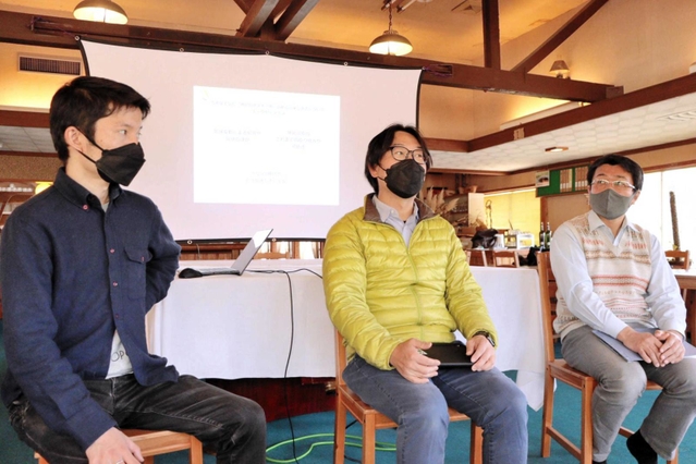 式典で取り組みについて語り合った神鍋ハイランドホテルの中島丈裕総支配人（中央）ら＝豊岡市日高町太田