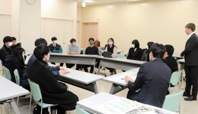 ミクシーズに参加する高校生による会議の様子＝豊岡市大手町