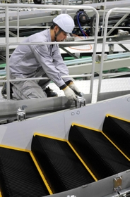 組み立てられた後、動作の点検を受けるエスカレーター＝豊岡市日高町宵田