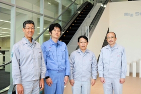 ビッグステップの佐藤剛所長（左）とエスカレータ設計部技能コーチの渡邉雅也さん（左から２人目）ら＝豊岡市日高町宵田