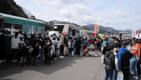 キッチンカーには長い行列ができた＝香美町香住区七日市