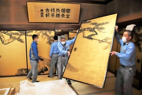 特別公開を終え、収蔵庫に移される円山応挙のふすま絵＝大乗寺