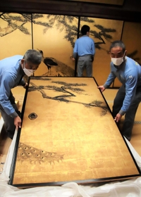 特別公開を終えて、収蔵庫に移される「松に孔雀図」＝大乗寺