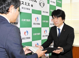 「もにす認定」の認定通知書を受け取る長尾英也社長（右）＝ハローワーク和田山