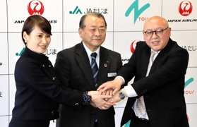 協定を結んだ（左から）宮坂久美子日本航空西日本支社長と、ＪＡたじまの太田垣哲男組合長、農協観光の清水清男社長＝同ＪＡ本店