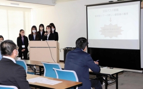 全但バスの社員らに向けて、企画した旅行プランを発表する学生たち＝全但バス本社