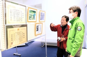 竹野スノーケルセンターの３０年を振り返る笠浪幸壽さん（左）、高橋佳大さん＝豊岡市竹野町切浜