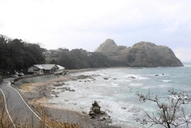 竹野スノーケルセンターと大浦湾＝豊岡市竹野町切浜