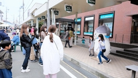 マルがステージに立つと、多くのファンが囲み、記念撮影を楽しんだ＝豊岡市中央町、カバンストリート