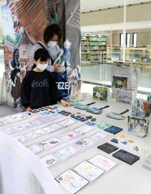 「かなしきデブ猫ちゃん」の世界が楽しめる巡回展が開かれている＝豊岡市立図書館