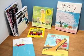 ＪＲ香住駅前にある「クラム　ブレッド＆コーヒー」の絵本コーナー。親と一緒に来店した子どもが駆け寄ってくるという＝香美町香住区七日市
