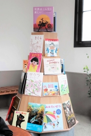 「焼き菓子と珈琲のお店　時と」には伊藤さんが制作した「絵本タワー」がある＝香美町香住区余部