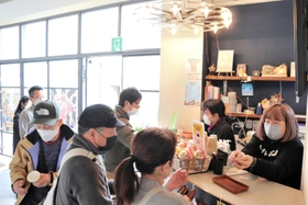 受付には豊劇ファンの列ができた＝豊岡劇場