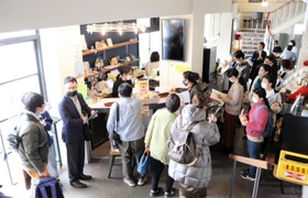 受付には豊劇ファンの列ができた＝豊岡劇場