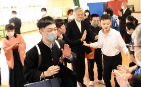 後輩や先生らに送り出される高等部３年生＝出石特別支援学校