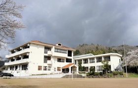 ２０２４年度から小規模特認校となる八代小学校＝豊岡市日高町中