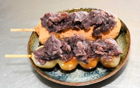 手作りのあんこを載せた商品も＝朝来市山東町矢名瀬町