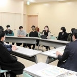 ミクシーズに参加する高校生による会議の様子＝豊岡市大手町