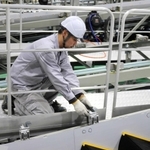 組み立てられた後、動作の点検を受けるエスカレーター＝豊岡市日高町宵田