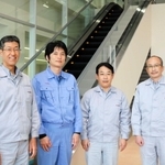 ビッグステップの佐藤剛所長（左）とエスカレータ設計部技能コーチの渡邉雅也さん（左から２人目）ら＝豊岡市日高町宵田
