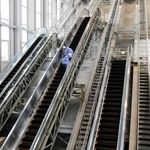同時に３本のエスカレーターをかけ、性能などを調べられる研究施設＝豊岡市日高町宵田