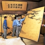 特別公開を終え、収蔵庫に移される円山応挙のふすま絵＝大乗寺