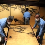 特別公開を終えて、収蔵庫に移される「松に孔雀図」＝大乗寺