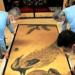 特別公開を終えて、収蔵庫に移される「松に孔雀図」＝大乗寺