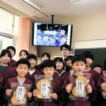 岩津ねぎなどのアニメーションを作成した３年生たちと、佐賀建斗さん＝中川小学校