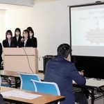 全但バスの社員らに向けて、企画した旅行プランを発表する学生たち＝全但バス本社