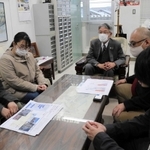 登日幸治但馬県民局長（中央、奥）に周遊モデルコース案を示す学生ら＝県豊岡総合庁舎