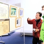 竹野スノーケルセンターの３０年を振り返る笠浪幸壽さん（左）、高橋佳大さん＝豊岡市竹野町切浜