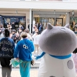 マルがステージに立つと、多くのファンが囲み、記念撮影を楽しんだ＝豊岡市中央町、カバンストリート