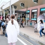マルがステージに立つと、多くのファンが囲み、記念撮影を楽しんだ＝豊岡市中央町、カバンストリート