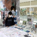 「かなしきデブ猫ちゃん」の世界が楽しめる巡回展が開かれている＝豊岡市立図書館